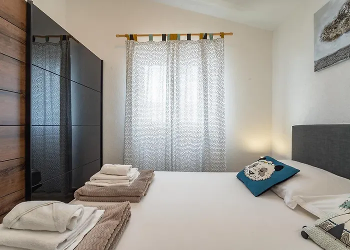 Sea Flower Beachfront * סביד