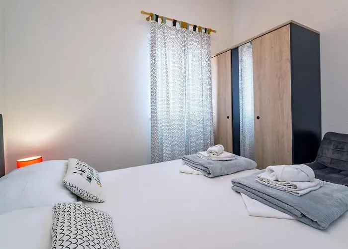 Sea Flower Beachfront * סביד